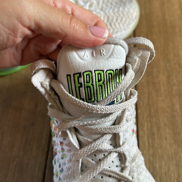 Nike LeBron 17 Air Command Force Shoes size 6Youth - Picture 8 of 8